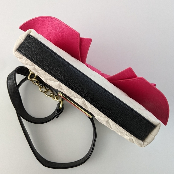 Betsey Johnson Barbie Pink Bow Front White Quilted Crossbody Bag - Picture 10 of 10